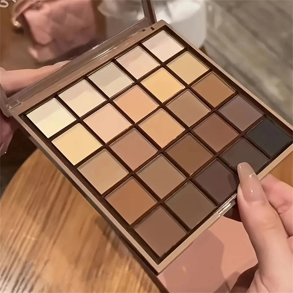 Paleta de Sombras com 25 Cores - Tons neutros de cinza e marrom terrosos, além de tons de café e chocolate, para criar uma maquiagem versátil, de natural a dramática.