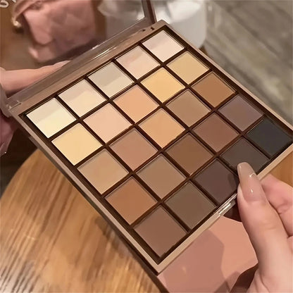 Paleta de Sombras com 25 Cores - Tons neutros de cinza e marrom terrosos, além de tons de café e chocolate, para criar uma maquiagem versátil, de natural a dramática.