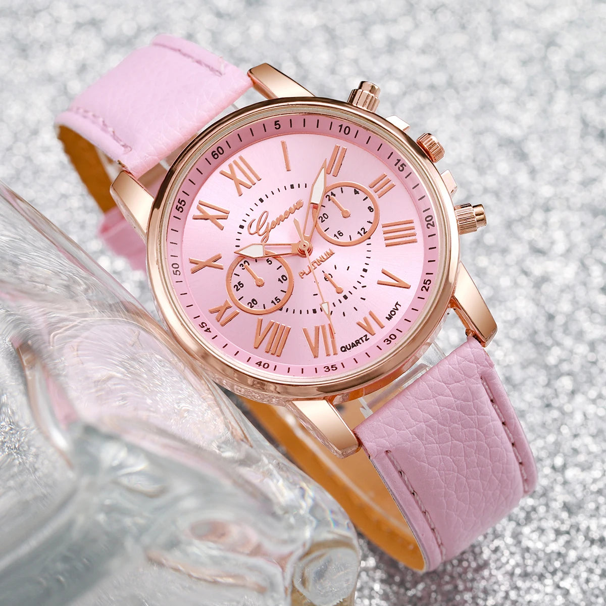 Conjunto de 5/6 Relógios de Pulso Analógicos Femininos de Quartzo com Pulseira de Couro e Detalhe de Coração com Strass (Sem Caixa)